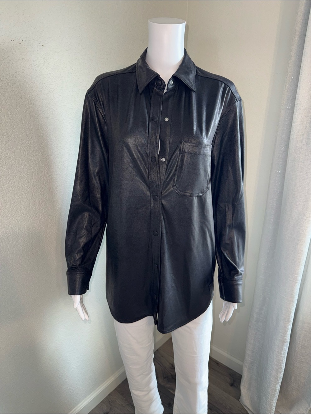 NWT Gianni Bini Top – Size Small
Buttery soft faux leather